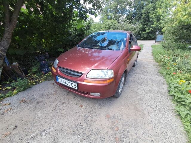 Красный Шевроле Авео, объемом двигателя 1.5 л и пробегом 300 тыс. км за 1800 $, фото 1 на Automoto.ua