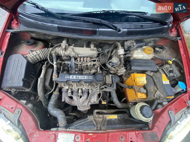 Красный Шевроле Авео, объемом двигателя 1.5 л и пробегом 250 тыс. км за 2200 $, фото 4 на Automoto.ua