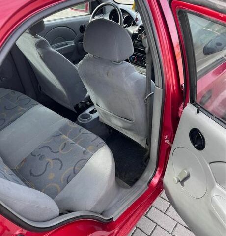 Красный Шевроле Авео, объемом двигателя 1.5 л и пробегом 200 тыс. км за 1950 $, фото 6 на Automoto.ua