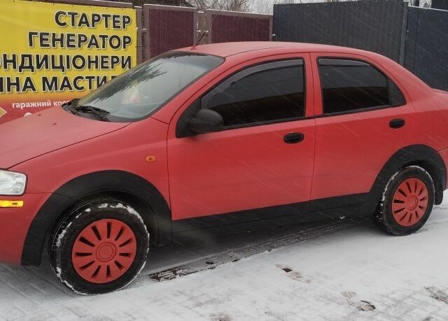 Красный Шевроле Авео, объемом двигателя 1.5 л и пробегом 300 тыс. км за 1500 $, фото 2 на Automoto.ua