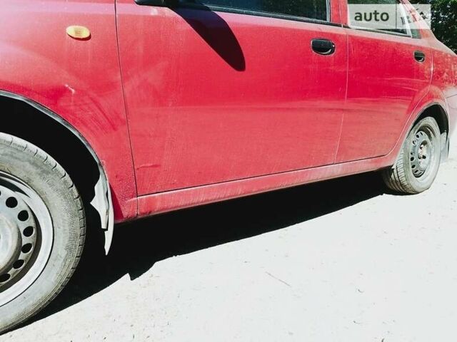 Красный Шевроле Авео, объемом двигателя 1.5 л и пробегом 215 тыс. км за 3500 $, фото 1 на Automoto.ua