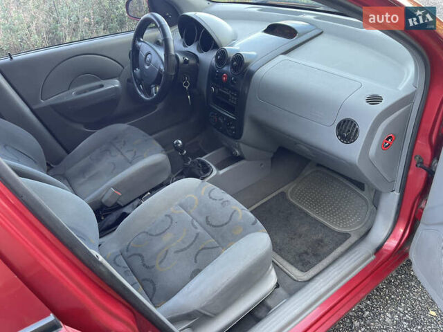 Красный Шевроле Авео, объемом двигателя 1.5 л и пробегом 150 тыс. км за 3300 $, фото 8 на Automoto.ua