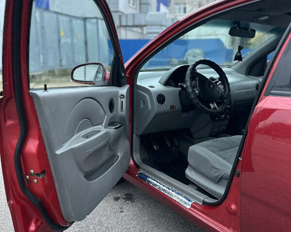 Красный Шевроле Авео, объемом двигателя 1.5 л и пробегом 268 тыс. км за 3500 $, фото 6 на Automoto.ua