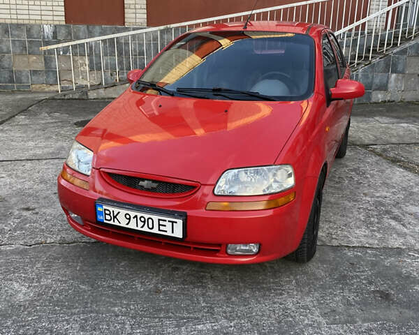 Красный Шевроле Авео, объемом двигателя 1.5 л и пробегом 223 тыс. км за 3200 $, фото 1 на Automoto.ua
