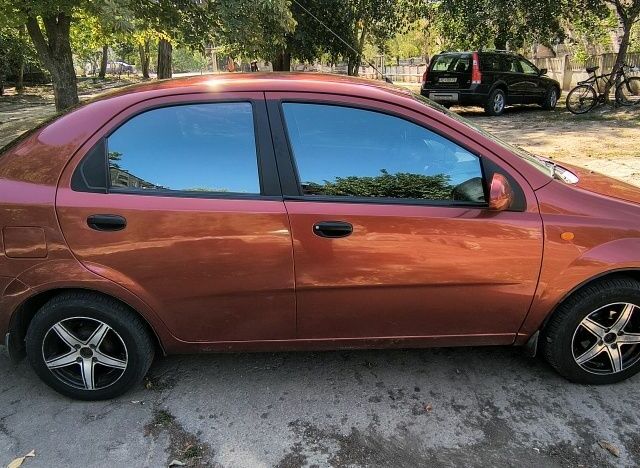 Красный Шевроле Авео, объемом двигателя 1.5 л и пробегом 225 тыс. км за 4500 $, фото 1 на Automoto.ua