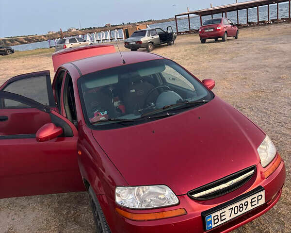 Красный Шевроле Авео, объемом двигателя 1.5 л и пробегом 179 тыс. км за 3500 $, фото 4 на Automoto.ua