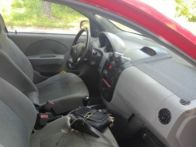 Красный Шевроле Авео, объемом двигателя 1.5 л и пробегом 250 тыс. км за 3500 $, фото 3 на Automoto.ua