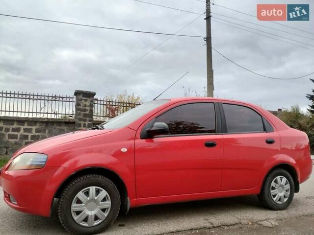 Красный Шевроле Авео, объемом двигателя 1.5 л и пробегом 185 тыс. км за 3000 $, фото 1 на Automoto.ua