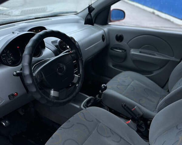 Красный Шевроле Авео, объемом двигателя 1.5 л и пробегом 268 тыс. км за 3500 $, фото 8 на Automoto.ua