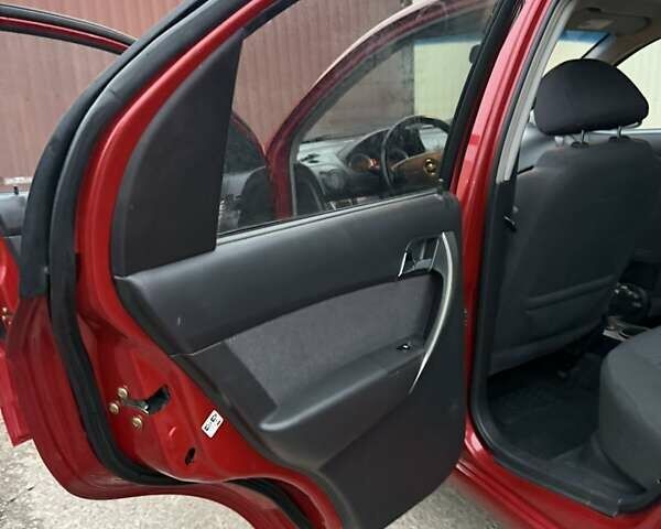 Красный Шевроле Авео, объемом двигателя 1.4 л и пробегом 169 тыс. км за 4200 $, фото 14 на Automoto.ua