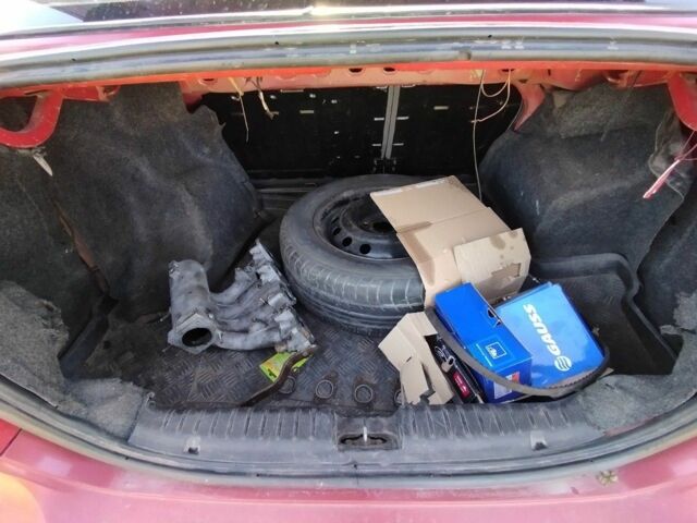 Красный Шевроле Авео, объемом двигателя 1.5 л и пробегом 350 тыс. км за 1800 $, фото 4 на Automoto.ua