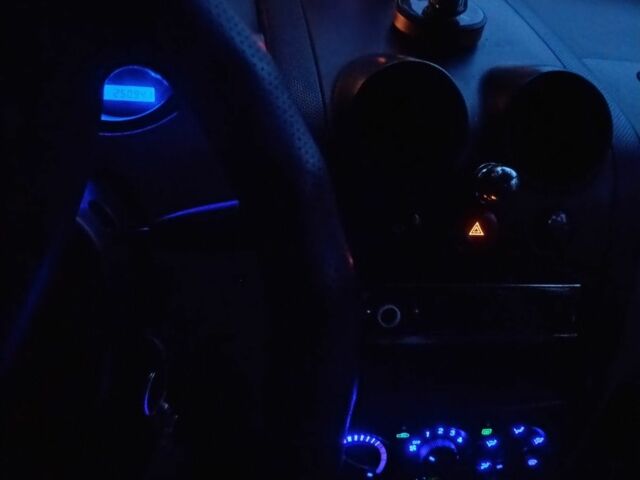 Червоний Шевроле Авео, об'ємом двигуна 2 л та пробігом 250 тис. км за 2500 $, фото 5 на Automoto.ua