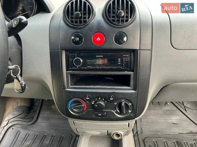 Красный Шевроле Авео, объемом двигателя 1.5 л и пробегом 222 тыс. км за 3500 $, фото 13 на Automoto.ua