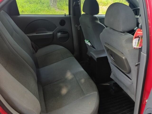 Красный Шевроле Авео, объемом двигателя 1.5 л и пробегом 250 тыс. км за 3500 $, фото 1 на Automoto.ua