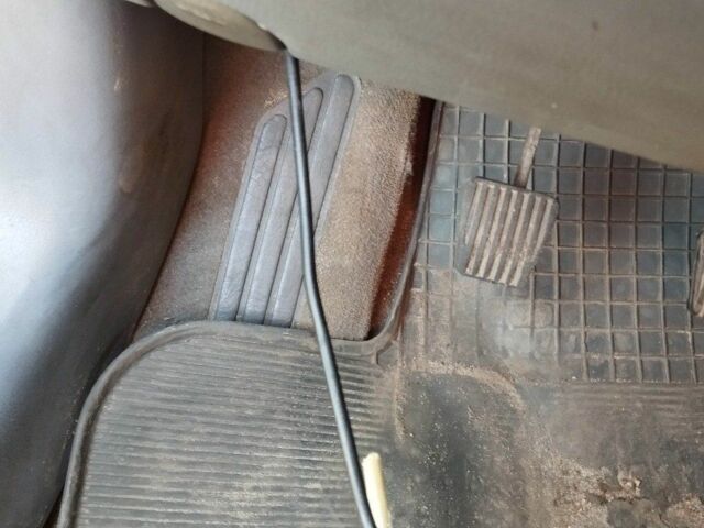 Красный Шевроле Авео, объемом двигателя 1.5 л и пробегом 350 тыс. км за 1800 $, фото 5 на Automoto.ua