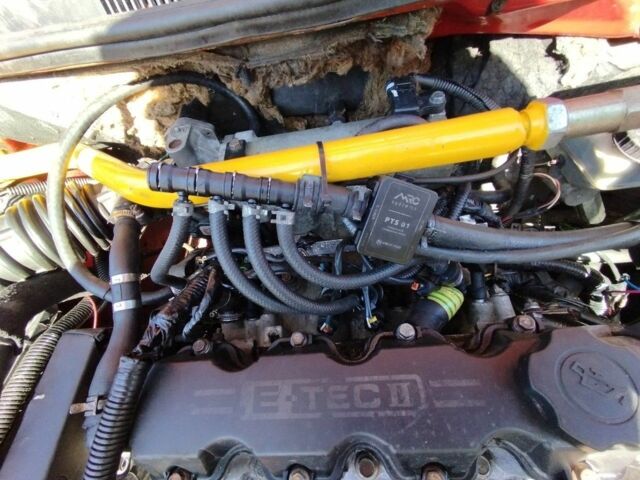 Красный Шевроле Авео, объемом двигателя 1.5 л и пробегом 350 тыс. км за 1800 $, фото 1 на Automoto.ua