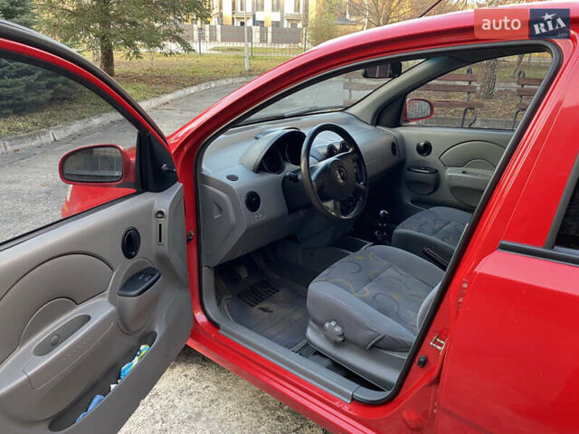 Красный Шевроле Авео, объемом двигателя 1.5 л и пробегом 223 тыс. км за 3200 $, фото 9 на Automoto.ua
