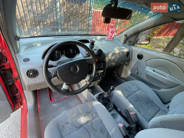 Красный Шевроле Авео, объемом двигателя 1.5 л и пробегом 400 тыс. км за 1600 $, фото 4 на Automoto.ua
