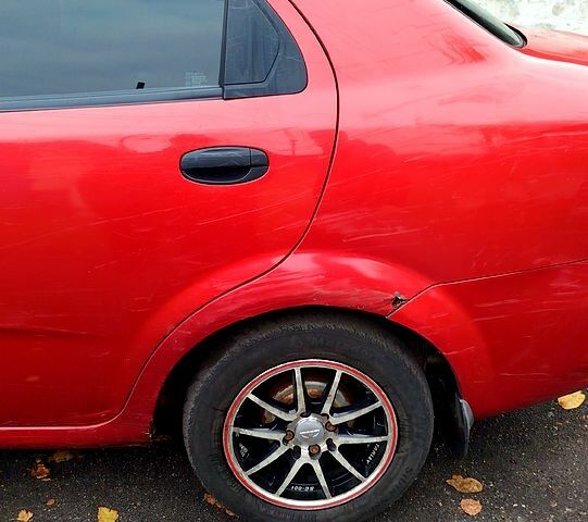 Красный Шевроле Авео, объемом двигателя 1.5 л и пробегом 280 тыс. км за 2650 $, фото 2 на Automoto.ua