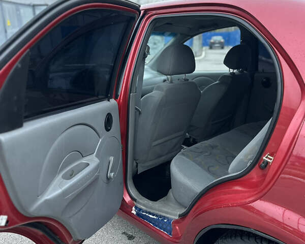 Красный Шевроле Авео, объемом двигателя 1.5 л и пробегом 268 тыс. км за 3500 $, фото 7 на Automoto.ua