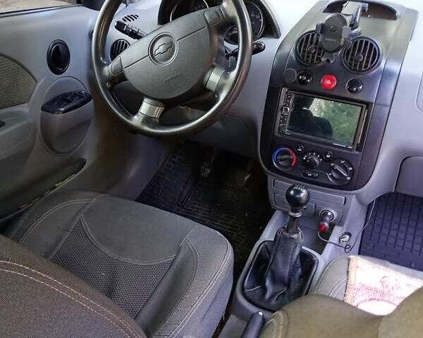 Красный Шевроле Авео, объемом двигателя 1.5 л и пробегом 185 тыс. км за 3500 $, фото 2 на Automoto.ua