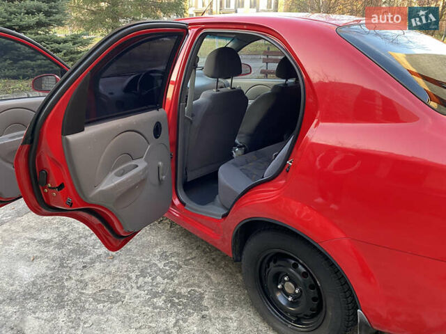 Красный Шевроле Авео, объемом двигателя 1.5 л и пробегом 223 тыс. км за 3200 $, фото 8 на Automoto.ua