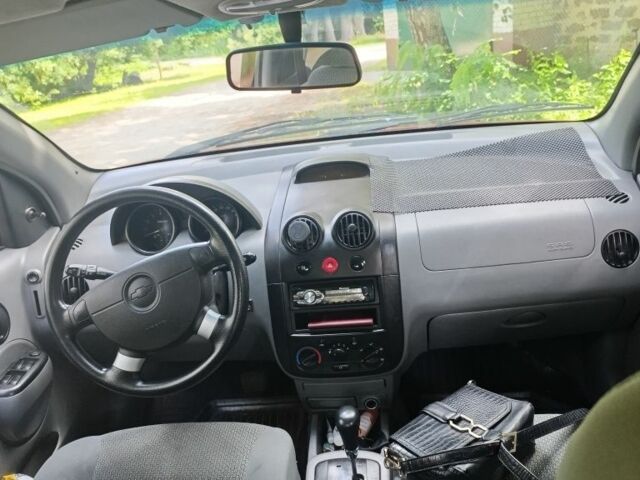 Красный Шевроле Авео, объемом двигателя 1.5 л и пробегом 250 тыс. км за 3500 $, фото 4 на Automoto.ua