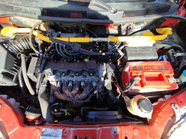 Красный Шевроле Авео, объемом двигателя 1.5 л и пробегом 350 тыс. км за 1800 $, фото 8 на Automoto.ua