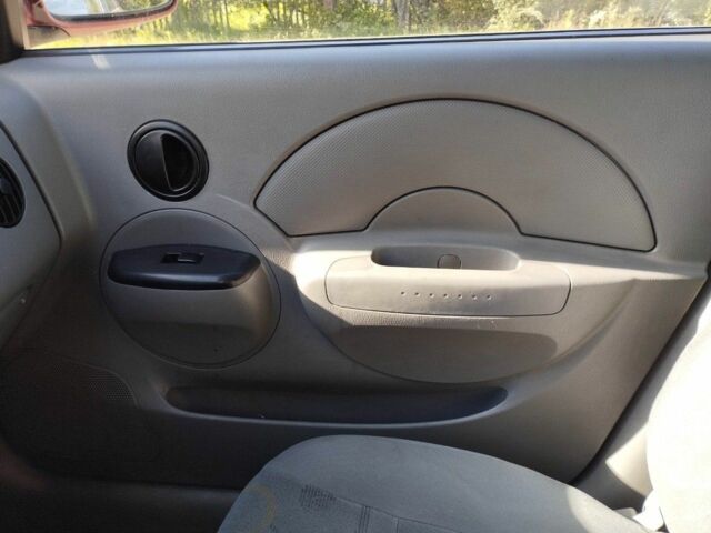 Красный Шевроле Авео, объемом двигателя 1.5 л и пробегом 350 тыс. км за 1800 $, фото 7 на Automoto.ua