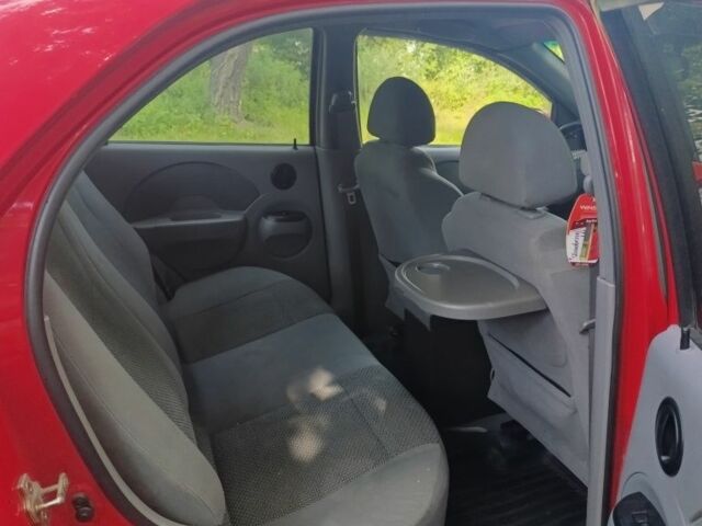 Красный Шевроле Авео, объемом двигателя 1.5 л и пробегом 250 тыс. км за 3500 $, фото 2 на Automoto.ua