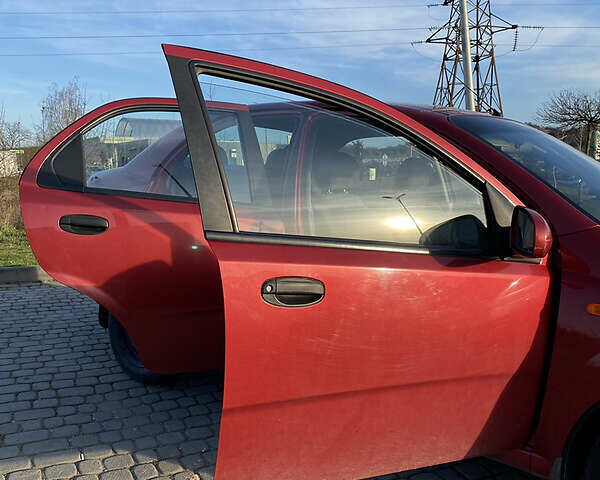 Красный Шевроле Авео, объемом двигателя 1.5 л и пробегом 250 тыс. км за 3200 $, фото 7 на Automoto.ua