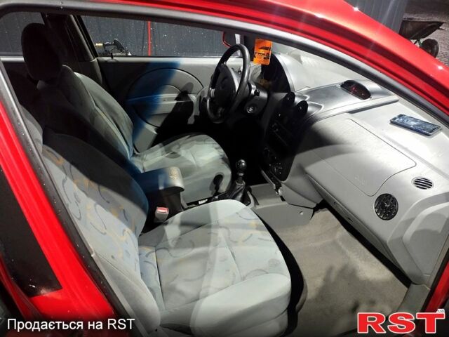 Красный Шевроле Авео, объемом двигателя 1.5 л и пробегом 211 тыс. км за 2300 $, фото 2 на Automoto.ua