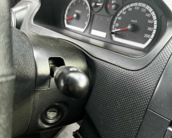 Красный Шевроле Авео, объемом двигателя 1.4 л и пробегом 168 тыс. км за 3700 $, фото 5 на Automoto.ua