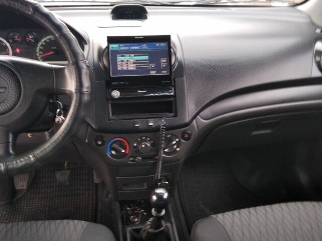 Красный Шевроле Авео, объемом двигателя 1.5 л и пробегом 325 тыс. км за 2900 $, фото 8 на Automoto.ua