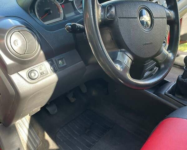 Красный Шевроле Авео, объемом двигателя 1.5 л и пробегом 210 тыс. км за 3400 $, фото 4 на Automoto.ua