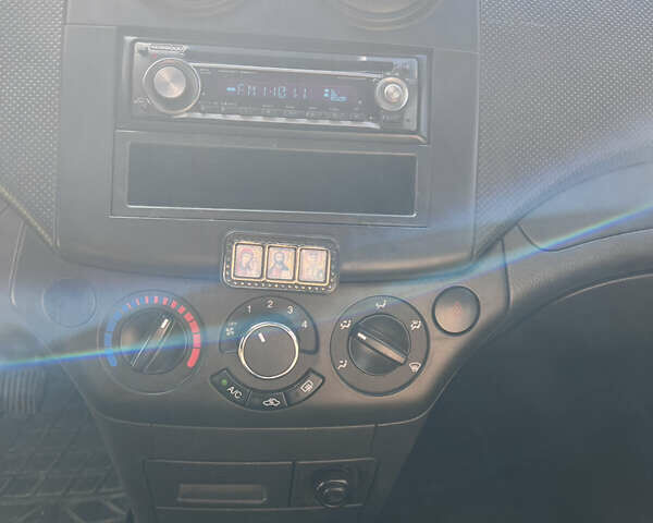 Красный Шевроле Авео, объемом двигателя 1.5 л и пробегом 180 тыс. км за 4500 $, фото 8 на Automoto.ua