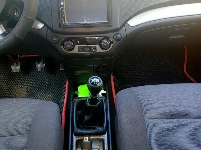 Красный Шевроле Авео, объемом двигателя 1.4 л и пробегом 126 тыс. км за 3999 $, фото 4 на Automoto.ua