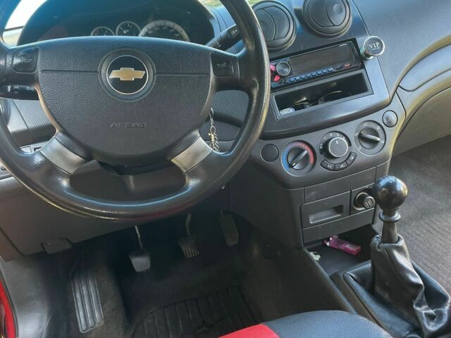 Красный Шевроле Авео, объемом двигателя 1.5 л и пробегом 210 тыс. км за 3400 $, фото 4 на Automoto.ua