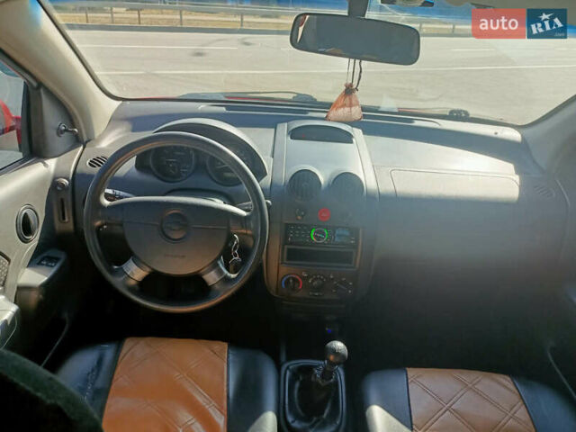 Красный Шевроле Авео, объемом двигателя 1.5 л и пробегом 191 тыс. км за 2700 $, фото 8 на Automoto.ua