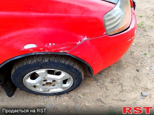 Красный Шевроле Авео, объемом двигателя 1.5 л и пробегом 400 тыс. км за 2000 $, фото 5 на Automoto.ua