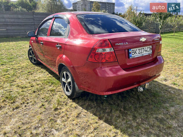 Красный Шевроле Авео, объемом двигателя 1.5 л и пробегом 180 тыс. км за 4500 $, фото 3 на Automoto.ua
