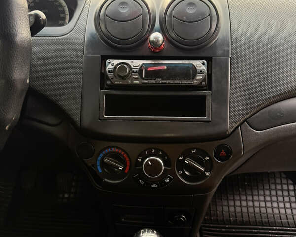 Красный Шевроле Авео, объемом двигателя 1.5 л и пробегом 187 тыс. км за 3300 $, фото 14 на Automoto.ua