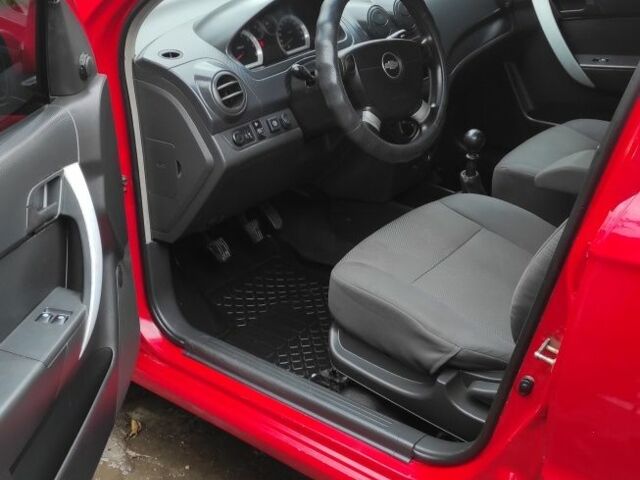 Красный Шевроле Авео, объемом двигателя 1.5 л и пробегом 200 тыс. км за 4500 $, фото 7 на Automoto.ua