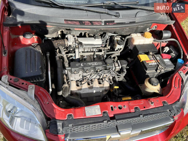 Красный Шевроле Авео, объемом двигателя 1.5 л и пробегом 180 тыс. км за 4500 $, фото 12 на Automoto.ua