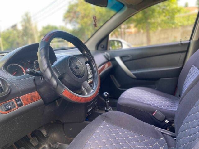 Красный Шевроле Авео, объемом двигателя 1.5 л и пробегом 260 тыс. км за 2600 $, фото 4 на Automoto.ua