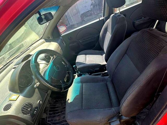 Червоний Шевроле Авео, об'ємом двигуна 1.5 л та пробігом 150 тис. км за 2600 $, фото 5 на Automoto.ua