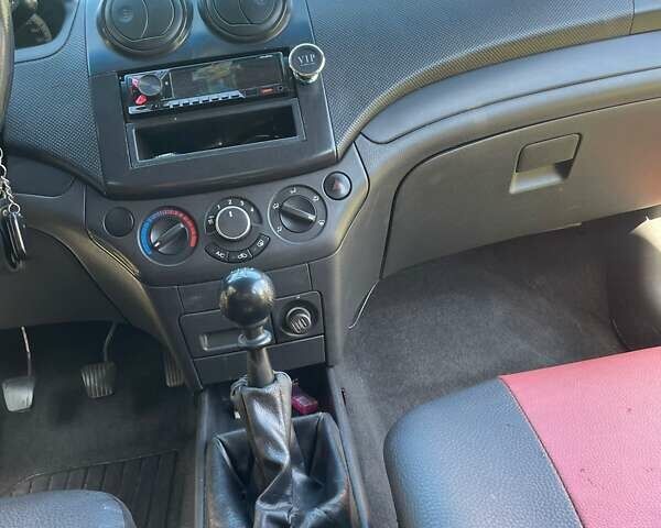 Красный Шевроле Авео, объемом двигателя 1.5 л и пробегом 210 тыс. км за 3400 $, фото 6 на Automoto.ua