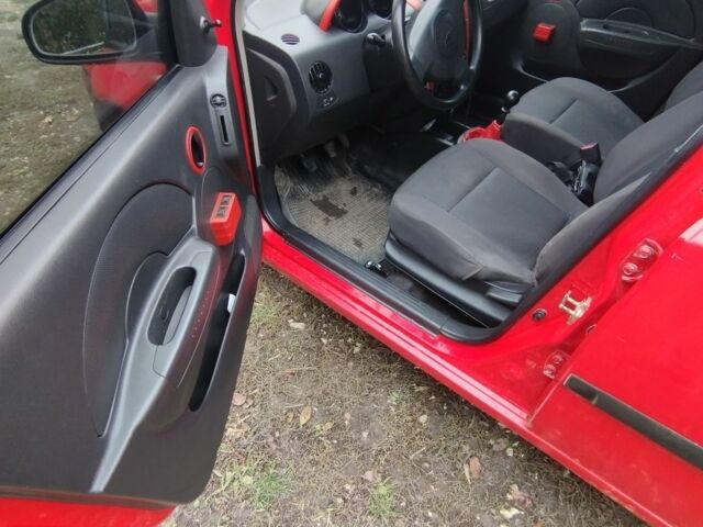 Красный Шевроле Авео, объемом двигателя 1.5 л и пробегом 163 тыс. км за 2100 $, фото 5 на Automoto.ua