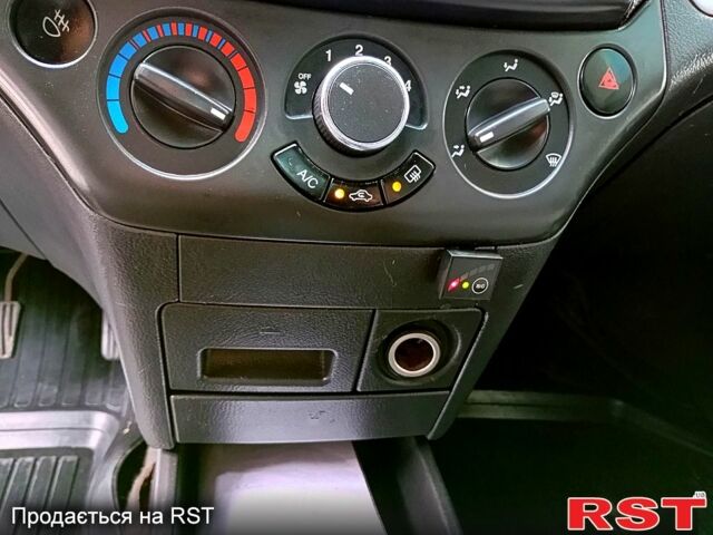 Красный Шевроле Авео, объемом двигателя 1.5 л и пробегом 240 тыс. км за 3500 $, фото 7 на Automoto.ua