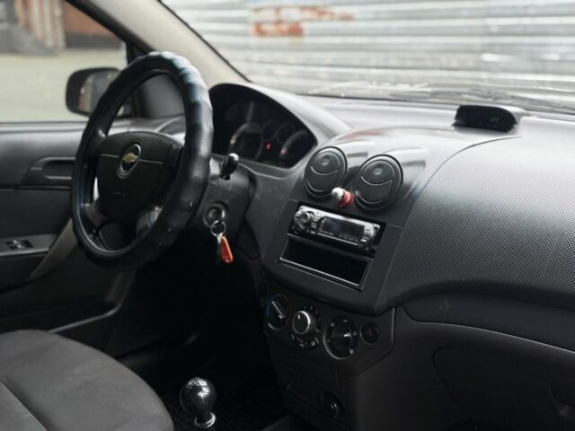 Красный Шевроле Авео, объемом двигателя 1.5 л и пробегом 280 тыс. км за 2800 $, фото 5 на Automoto.ua